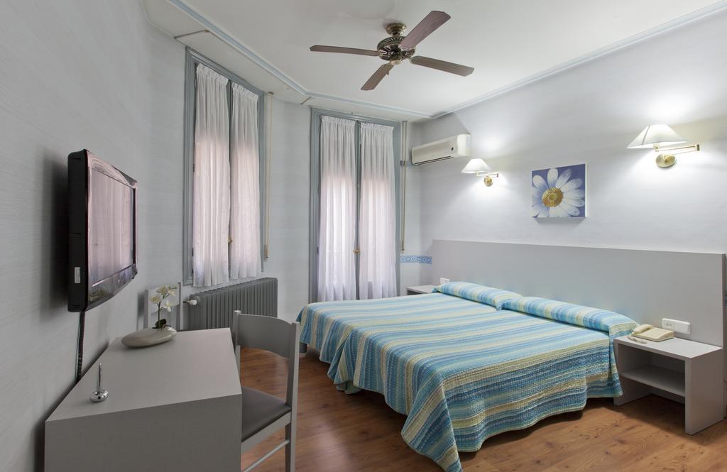 Hostal Andorra Madryt Zewnętrze zdjęcie