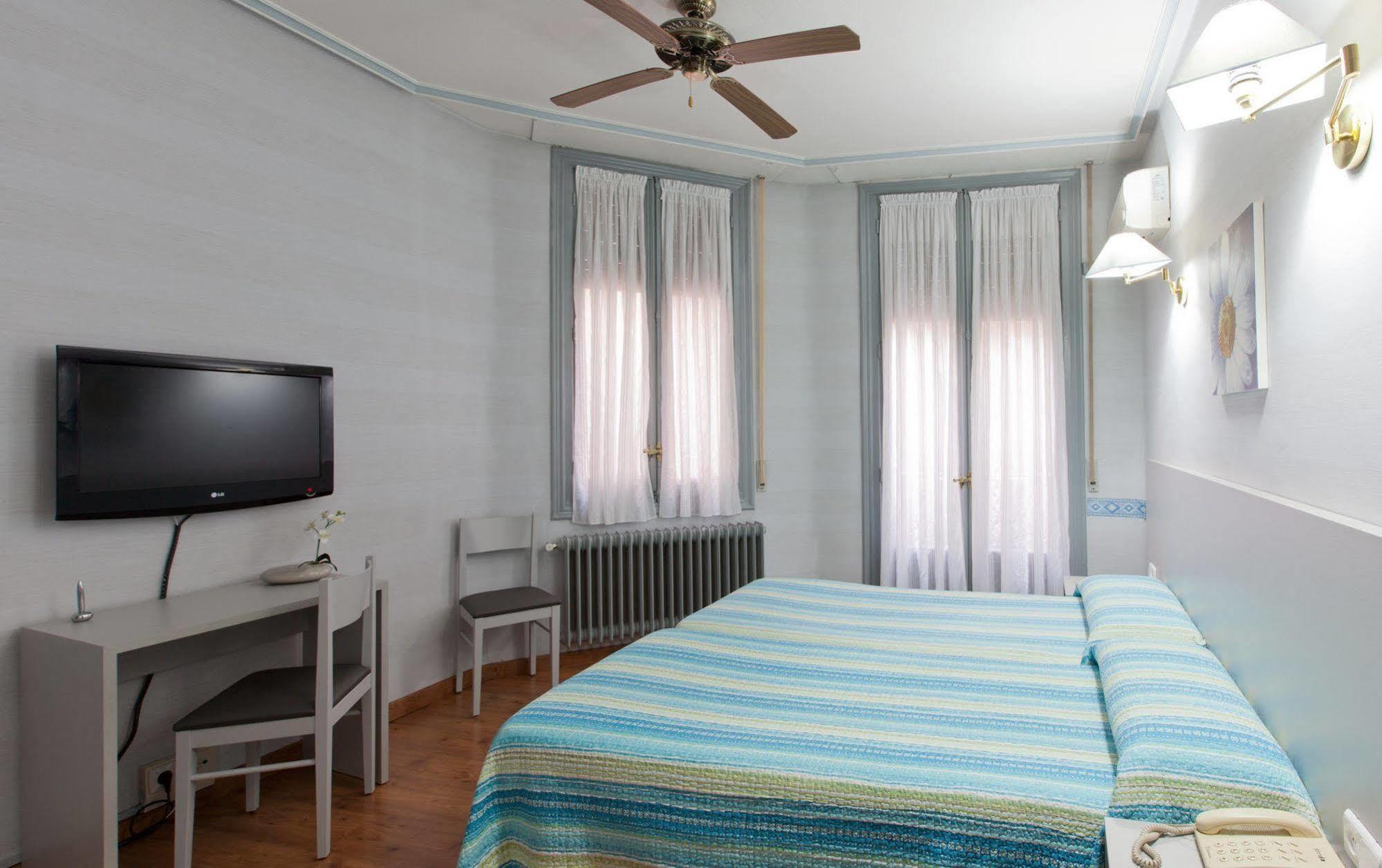 Hostal Andorra Madryt Zewnętrze zdjęcie